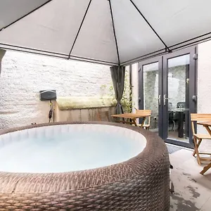  Apartment Luxury Hot Tub + 3 Double Bedrooms And Pool Table United Kingdom
