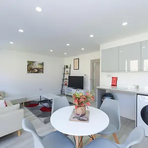  Apartment Adbolton House - Sleek, Stylish, Brand New & Carbon United Kingdom