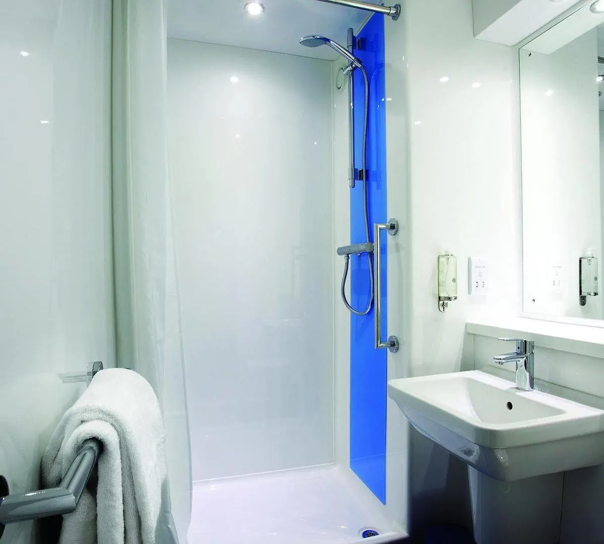 Travelodge Aberdeen Airport 3*,